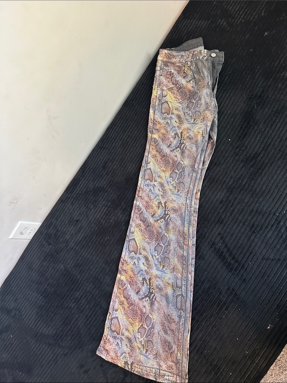 Women’s Snake-Print Stretch Jeans in Multicolor - Picture 2 of 4